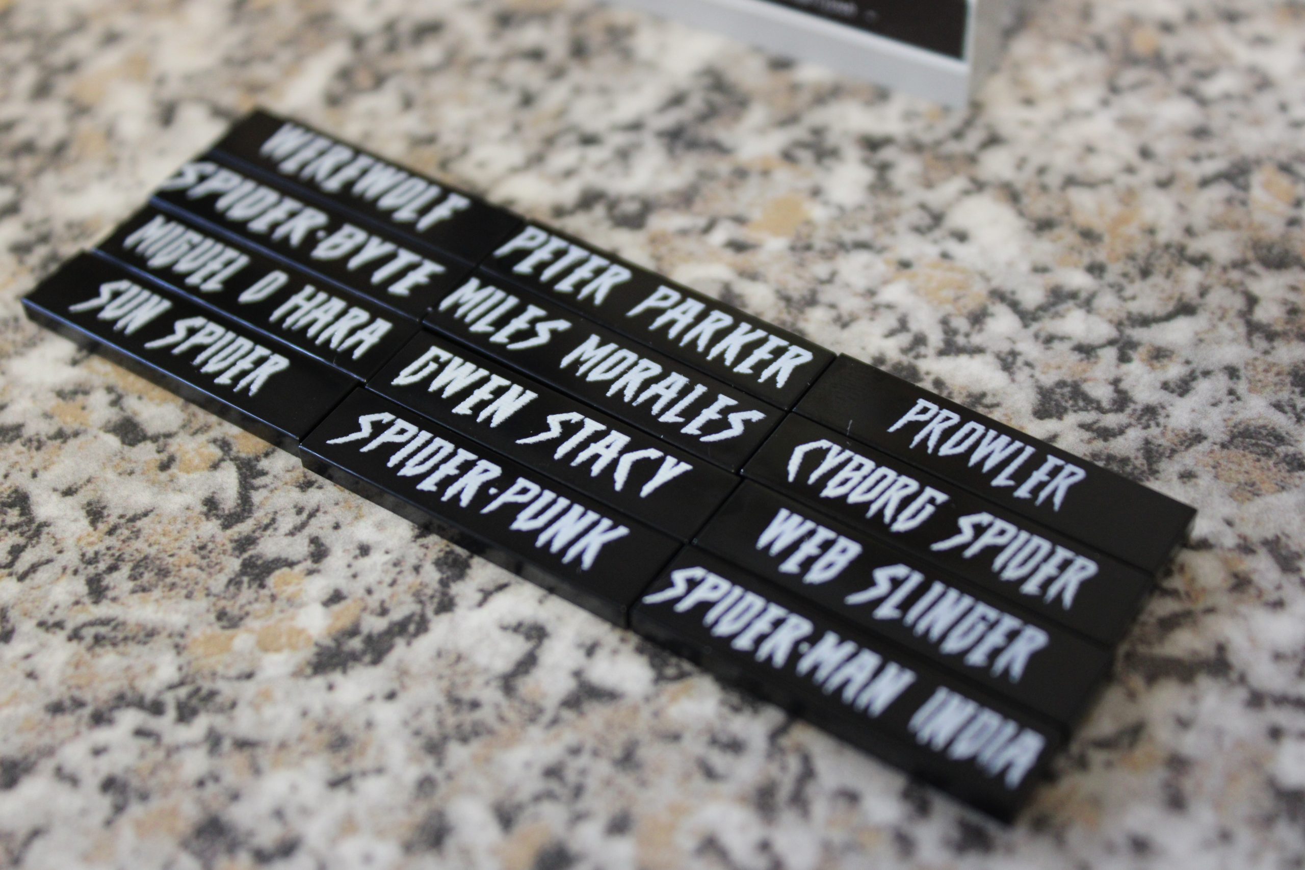 Lego ® Satz Fliesen Figurennamen d. Minifiguren Serie Spiderman - across the spiderverse - 71050 – Bild 3