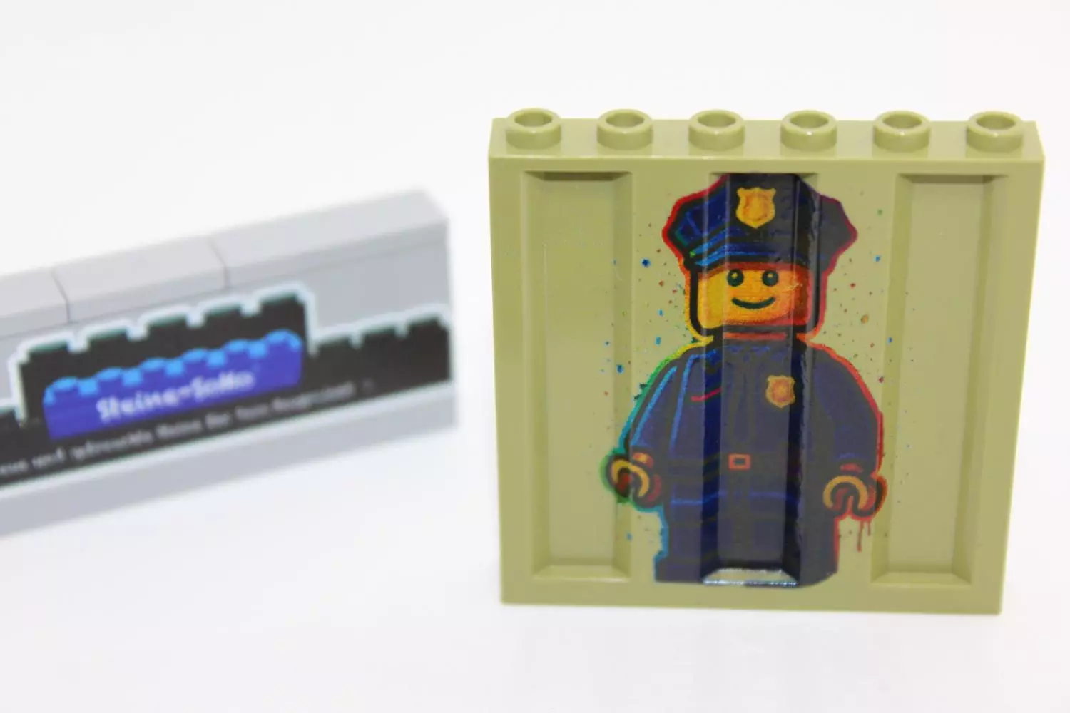 LEGO ® Custom Druck - 1x Graffiti Wand - oliv grün - Motiv Polizei Figur - moc