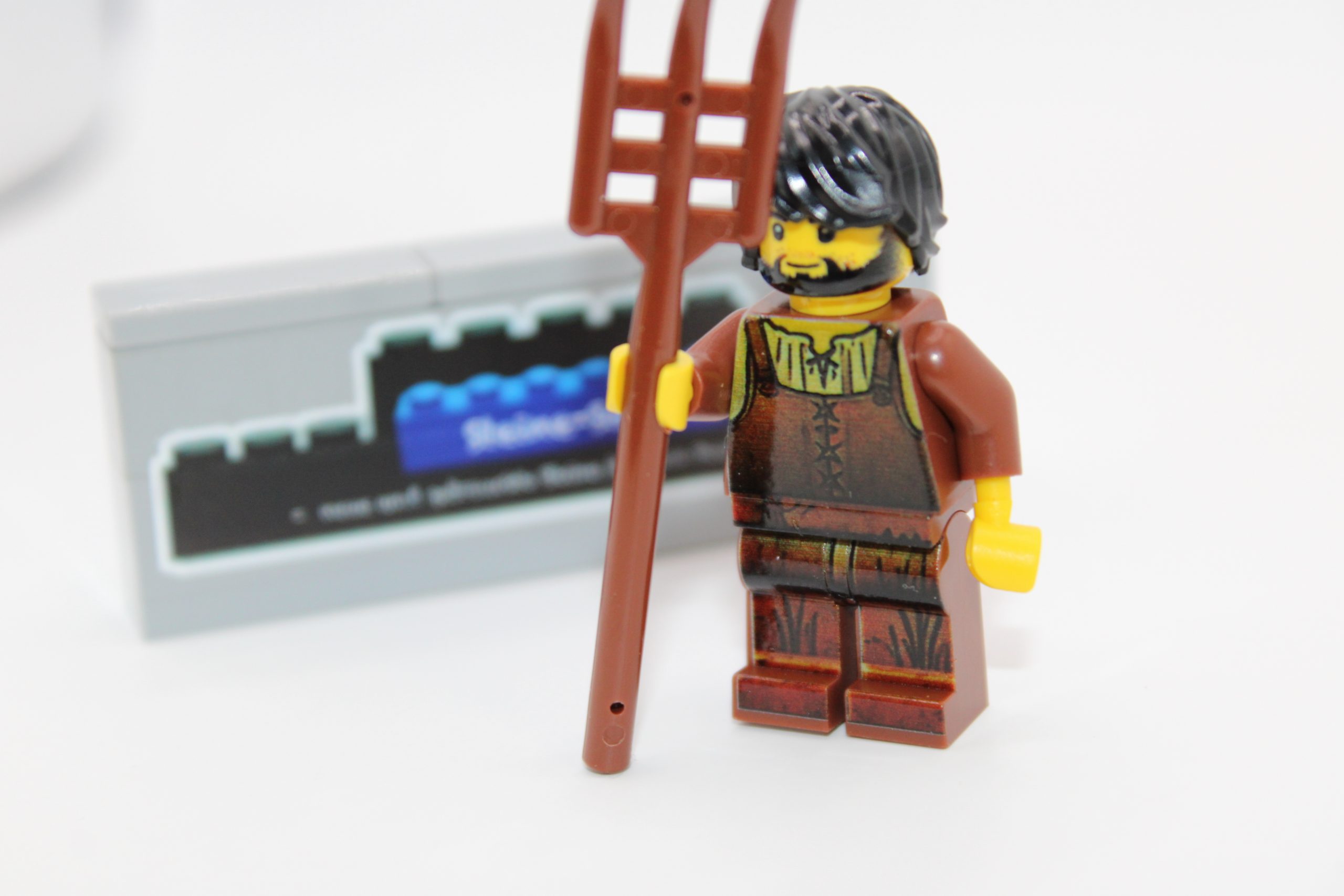 LEGO ® Ritter Figur - Bewohner - Bauer mit Heugabel - #5 - Custom Druck